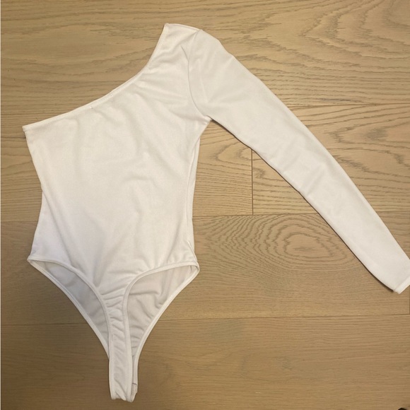 PrettyLittleThing White One Shoulder Long Sleeve Thong Bodysuit - Picture 2 of 4